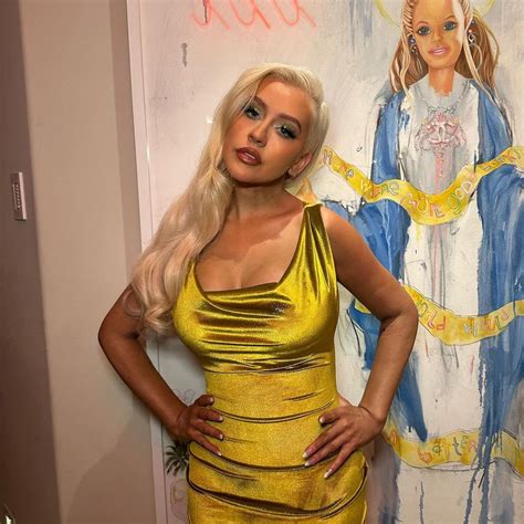 Christina Aguilera shares iconic topless photo as she revisits。